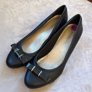 Bandolino Sz 8.5 *Classic-Chic* Wedge Bow Toe Dress Shoes EUC